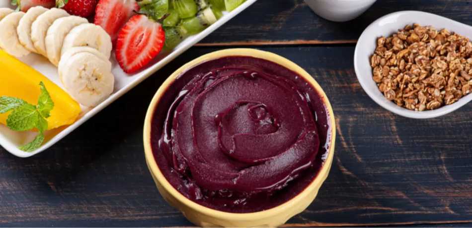 A&ccedil;a&iacute; com frutas e granola